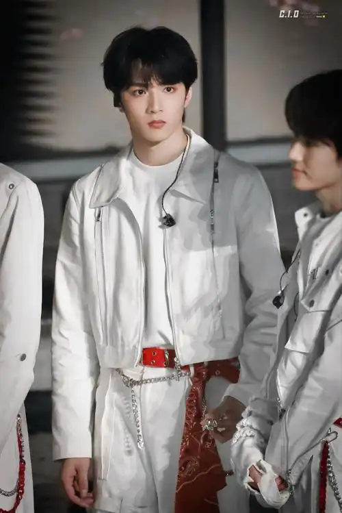 相信光的男孩子摆出pose又不好意思太可爱啦◎刘耀文超话◎#刘耀文