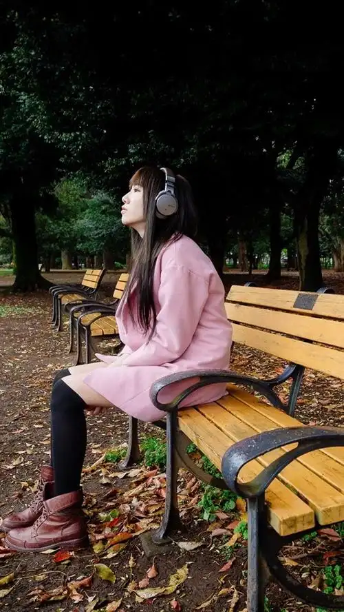 公园,长凳,亚洲女孩听音乐