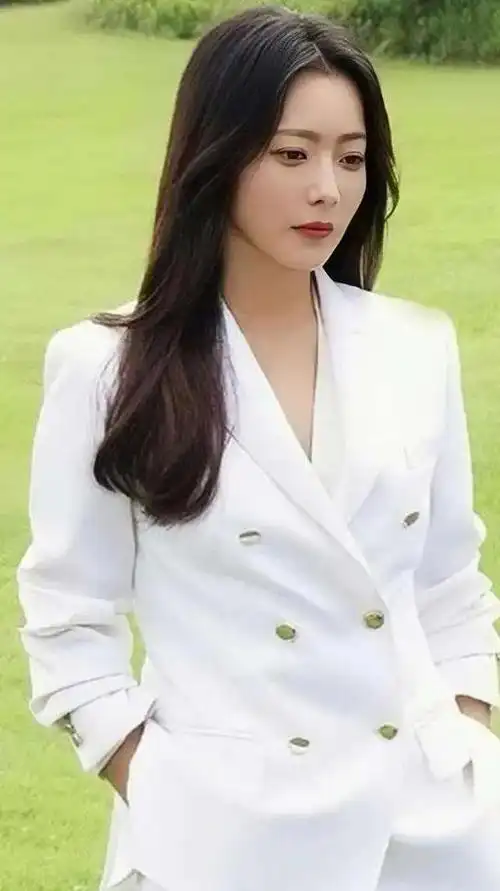 而女明星的容貌焦虑从来没有停止过,哪怕是公认的韩国第一美女金喜善