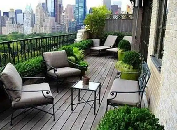 在现代城市中,每一套房屋无论面积的大小,都有附带的阳台.