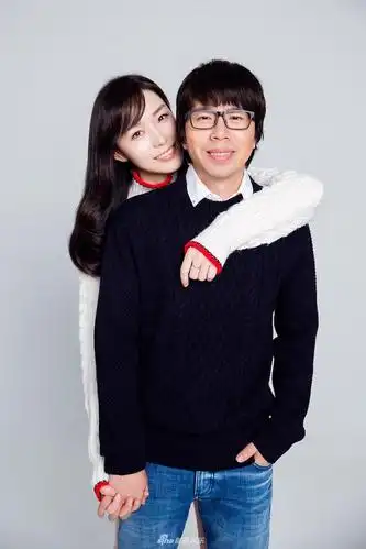 新浪娱乐讯 日前,有媒体拍到木年华主唱卢庚戌牵手妻子张辛怡到北京