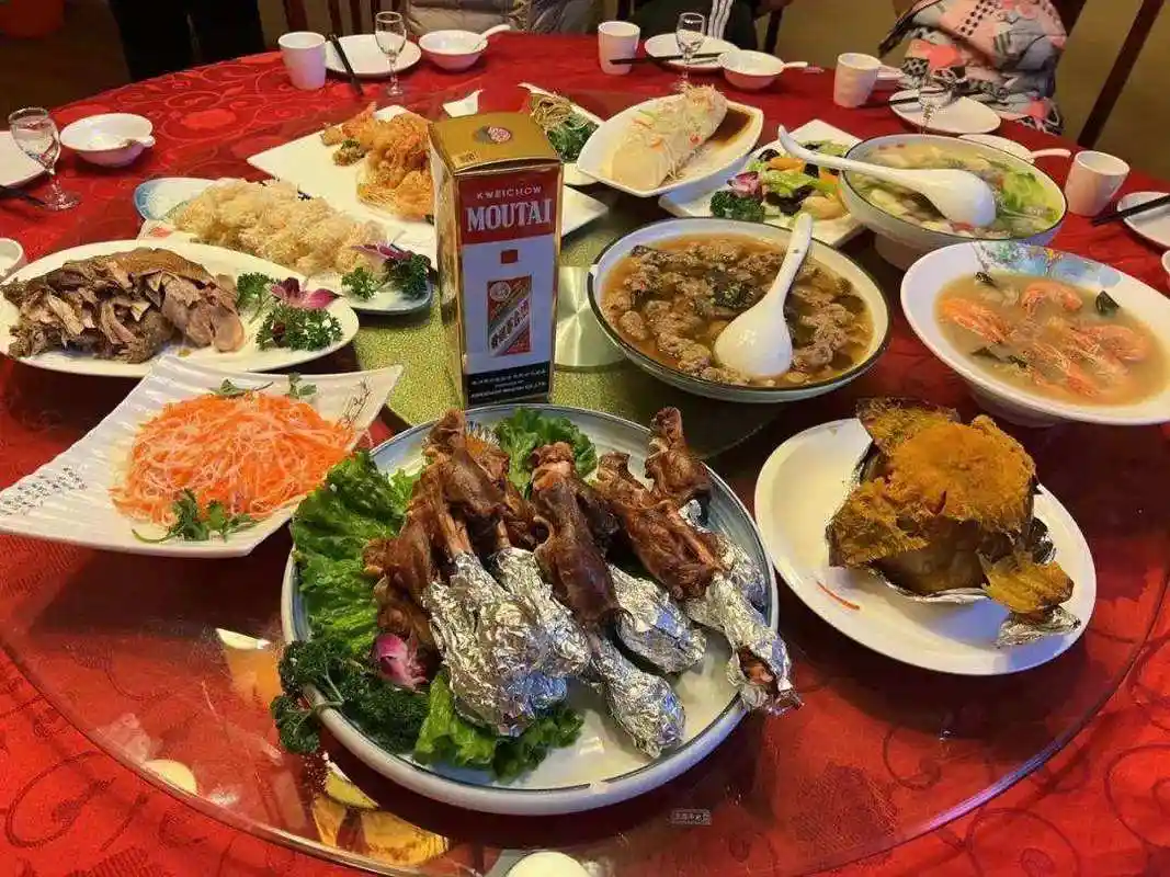 好好的满月宴,为何孩子父亲挨桌道歉,原因竟是20瓶