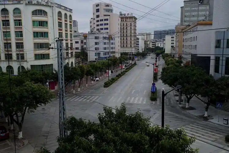 文山城区人稀少,大街小巷空无人,每家各户不走亲,关门闭户抗病毒.