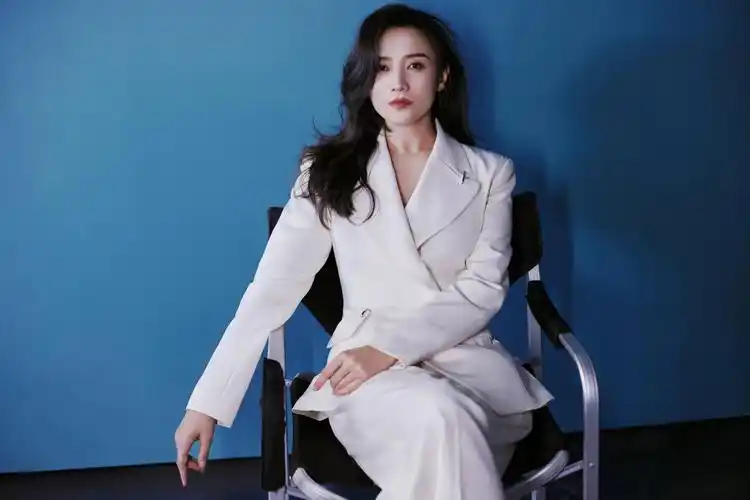 宋佳新商务官宣 白色西服造型写真质感满满_凤凰网