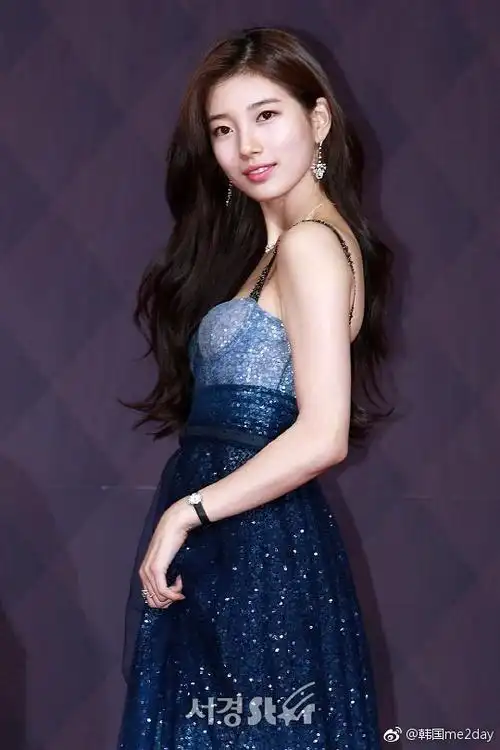 秀智和她撞了星空裙,谁穿得更好看