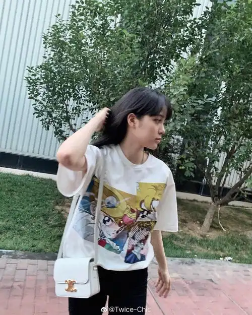 欧阳娜娜齐刘海新发型夏日穿搭,美少女战士t恤与笑脸毛绒拖鞋|美少女