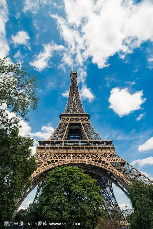 埃菲尔铁塔,巴黎的象征和法国的标志性建筑,在一个晴朗的日子,天空中