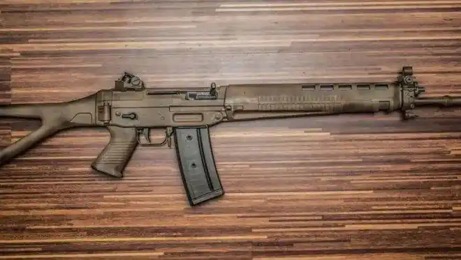 sg550突击步枪:源自akm,却是瑞士人心中最好的5.56mm步枪