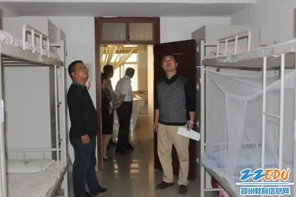 郑州二中悉心呵护校园平安稳定和谐之树