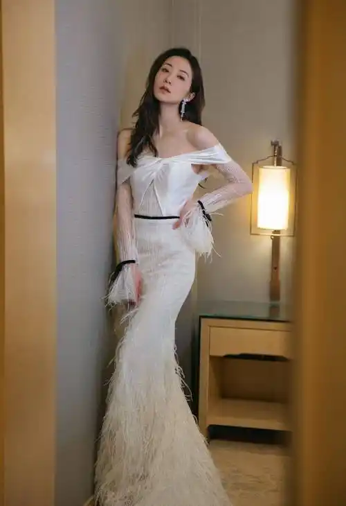 韩雪一身露肩白衣高冷气质写真_美得_网友