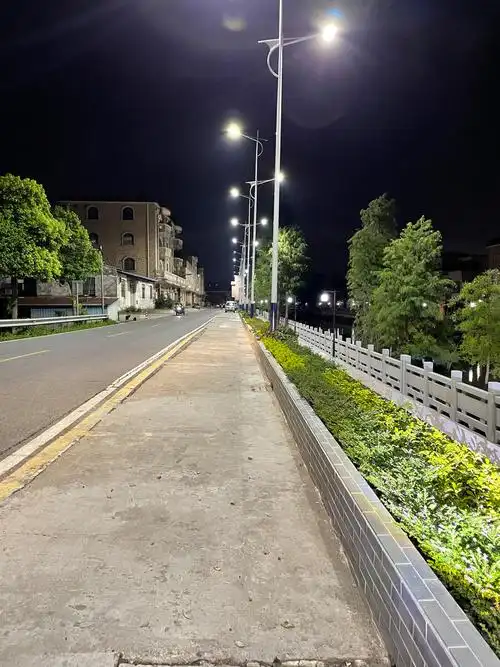 明亮路灯照暖每一位晚归的人