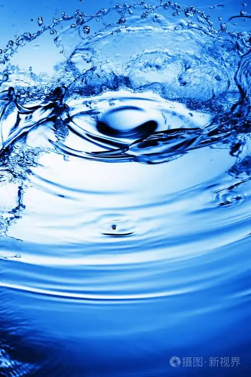 蓝色的水溅