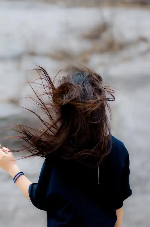 风中长发飘飘