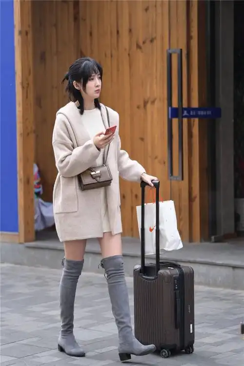 短款大衣搭配过膝长靴,春装的穿搭,层次感很重要