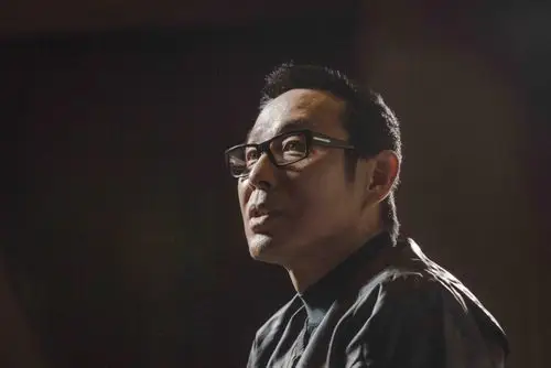 他出身于书香门第,父亲是大学教授.