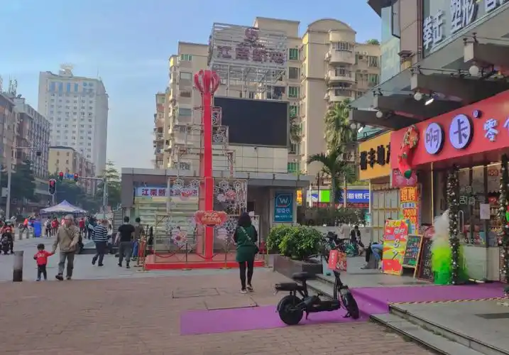 今天跟朋友去海珠区江南新地逛街,发现早上陆陆续续也有人进来,晚上不