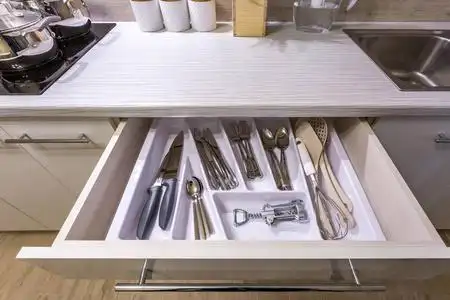 餐具调料橱柜餐具勺叉子刀子和茶匙放在厨房橱柜的架子上照片