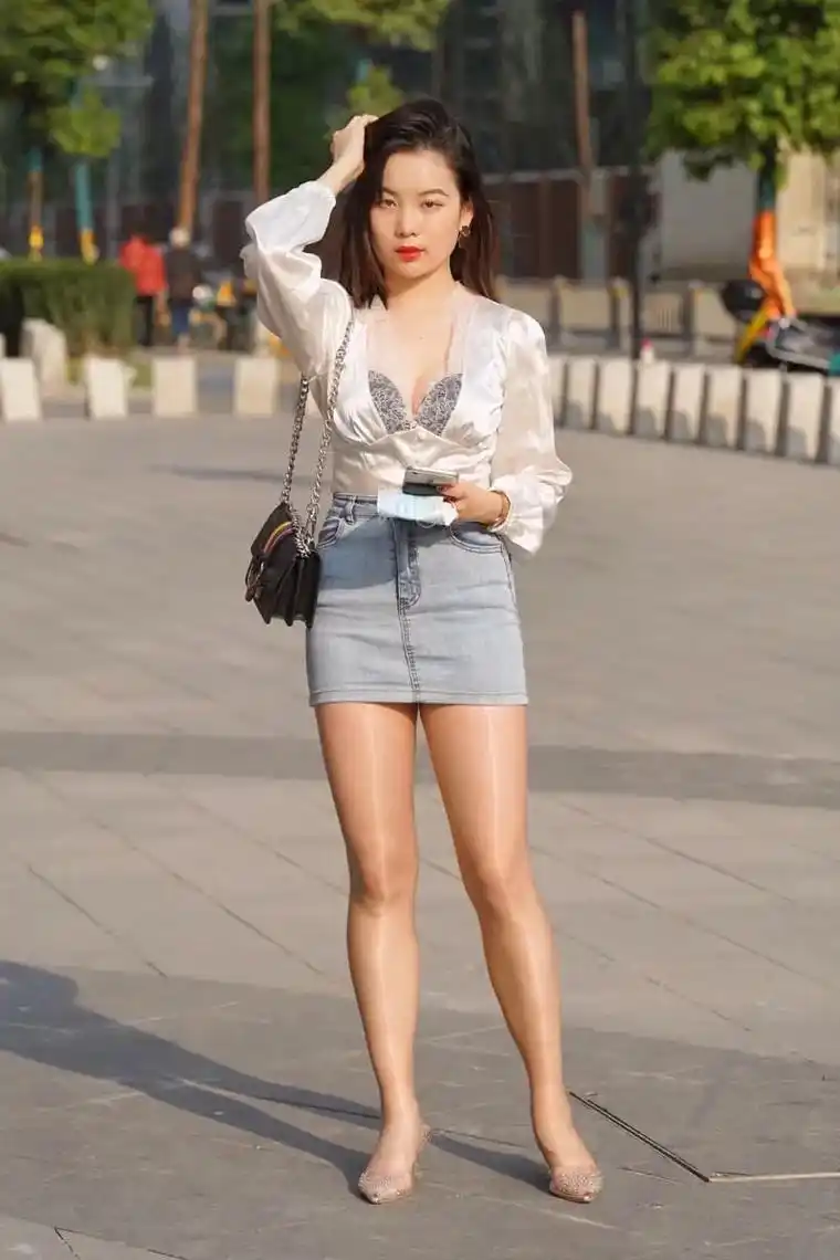 美丽动人.#正常穿搭无不良价值观导向 #时尚街拍美女 #街拍 - 抖音