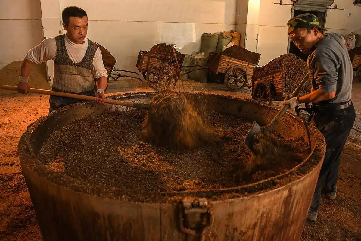 传统酿酒之配糟真全粮酿酒设备胡星杰