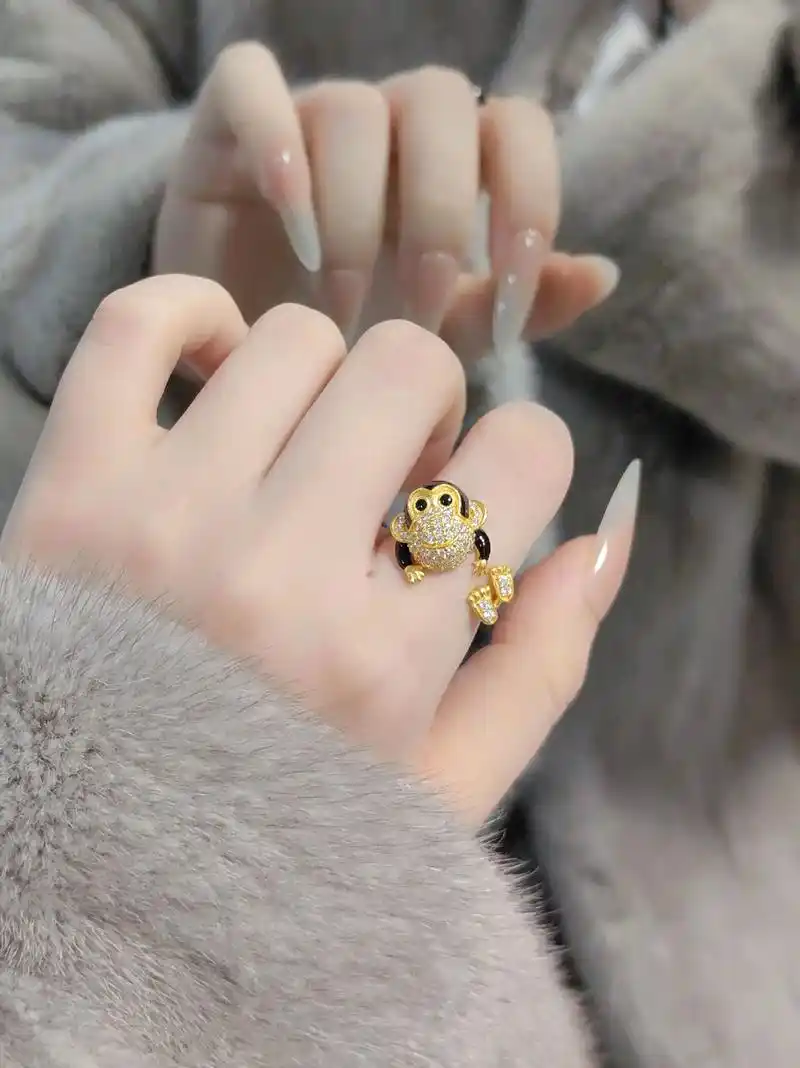 小猴子金戒指🐒也太可爱了叭!我想到了一句梗:开心的吗喽