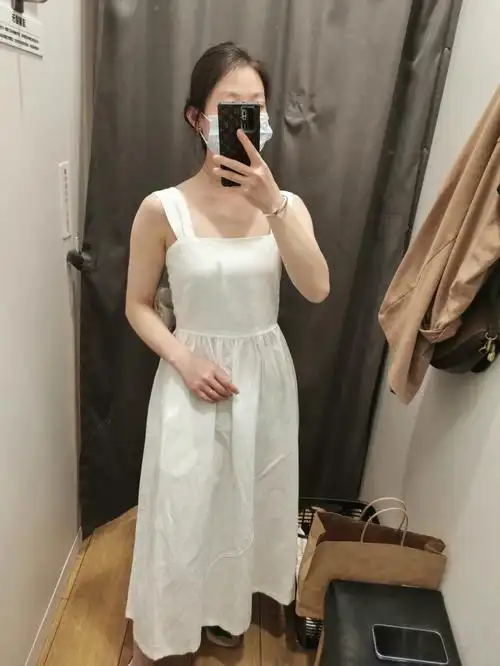 了宽肩带 一字领口显的颈部很纤瘦91裙子颜色95白色妥妥的仙女裙