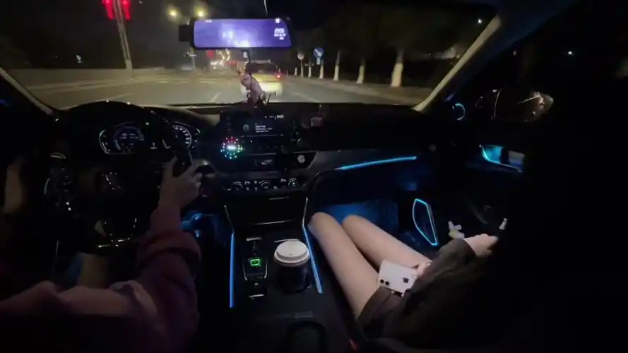 女生的快乐就是这么简单 大概最舒服的时候 就是坐在姐妹的副驾驶 吹