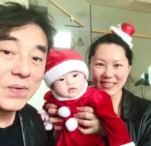 56岁吕方老来得女,老当益壮还想要一子,两任娇妻是富豪吃软饭