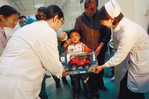 接受治疗后的男孩杨超琴已经可以走路