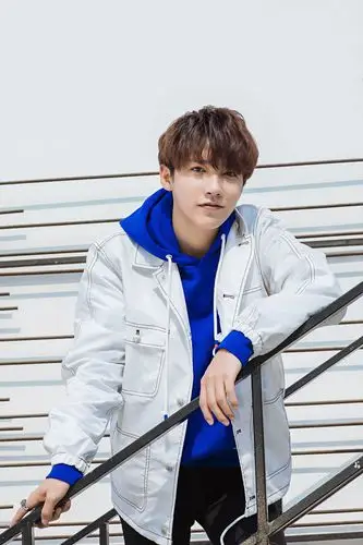 贾征宇曝初夏街拍大片 清爽帅气眉眼含情