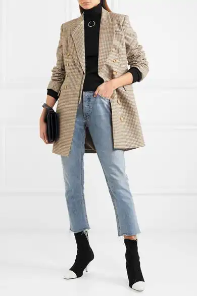 neous 这款 "beaks" 黑色踝靴精选自柔软的意大利绒面革,鞋身略带弹力