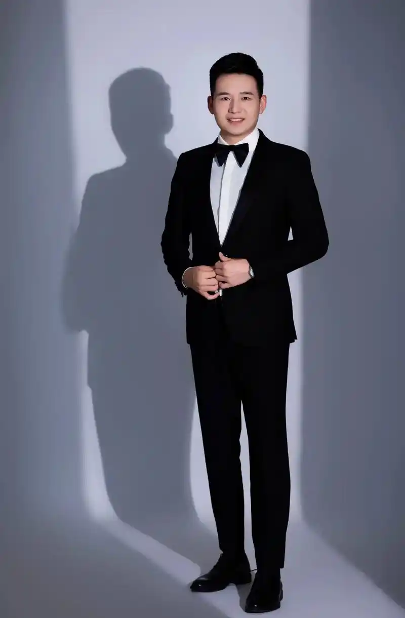 听奢香夫人 做油腻男人#主持人#形象照 - 抖音