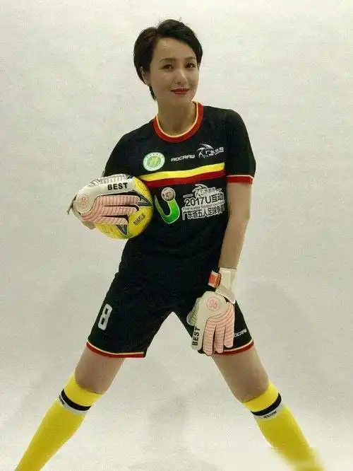 广东电视台节目主持人郑怡风格优雅大方的广东体育频道当家主持