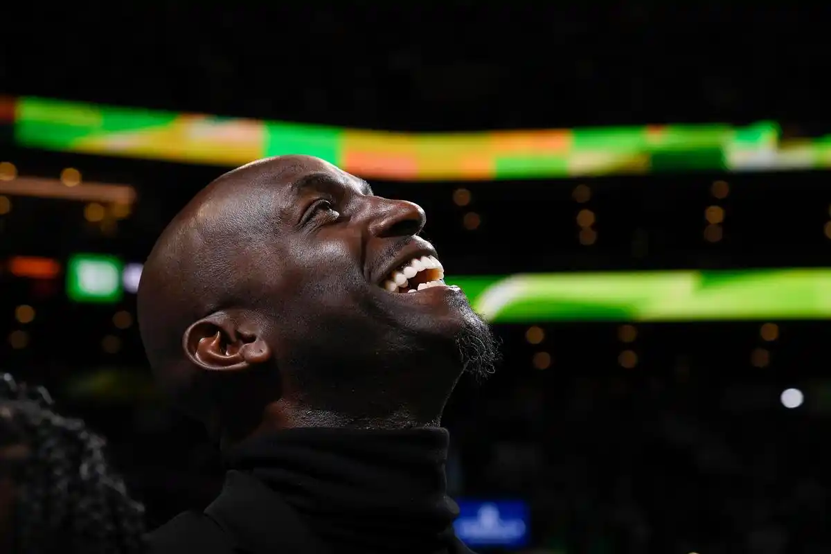 三巨头相拥,加内特球衣退役!他和雷·阿伦拆掉了心里的墙