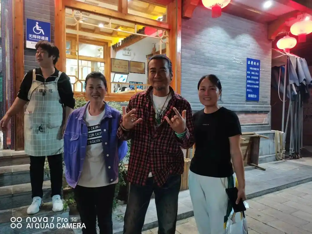 看大明星,香港演员孙兴合影 - 抖音