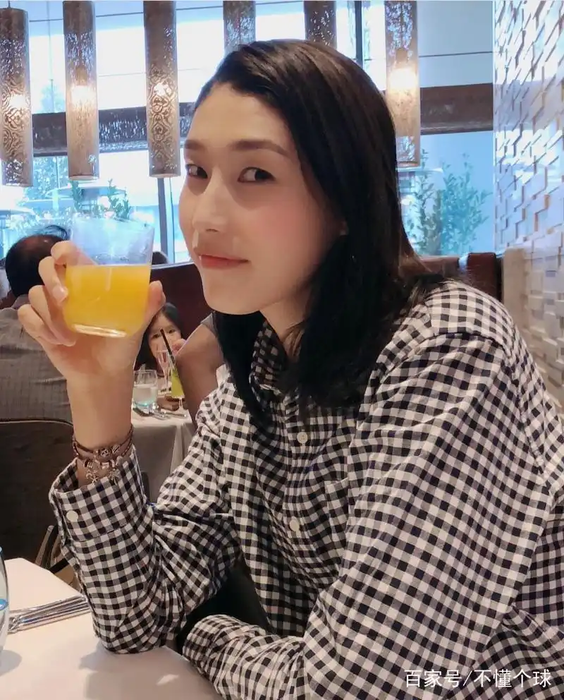 金软景粉丝福利大放送,满屏的大长腿,生活照堪比超模街拍