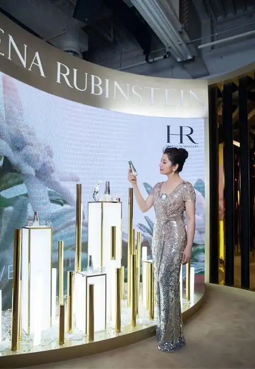 钟楚红,一袭香槟色亮片连衣裙,像美人鱼般吸引人|模特|晚礼服|一字肩