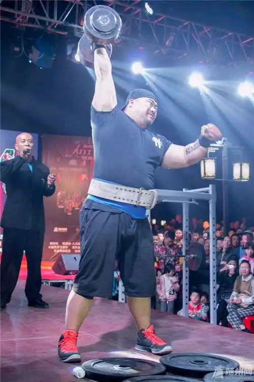 昨晚大力士表演赛中国猛男秀肌肉(多图)
