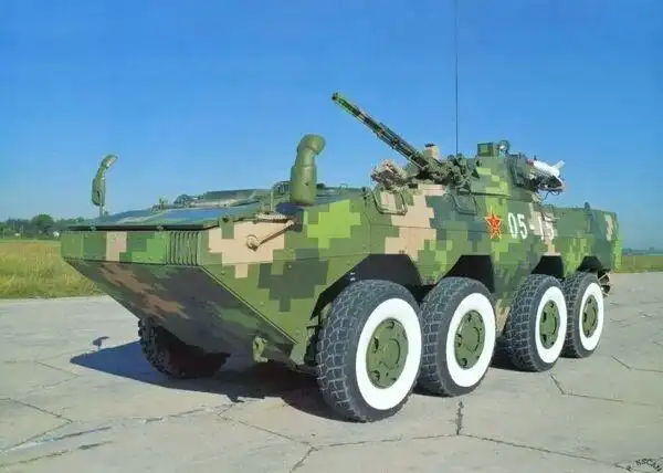 这款在军演中大放异彩的战车是我国最新的新式轮式步兵战车,名为zbl