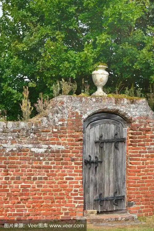 红砖墙的花园大门