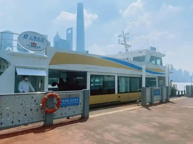 上海轮渡客运量恢复至同比7成在金陵东路渡口我们看到这一幕