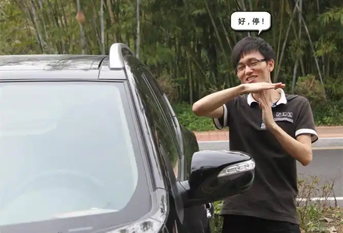 指挥倒车时记住这四点就能避免事故