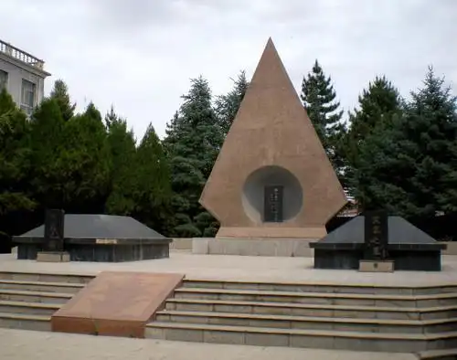 艾黎兴何克陵园