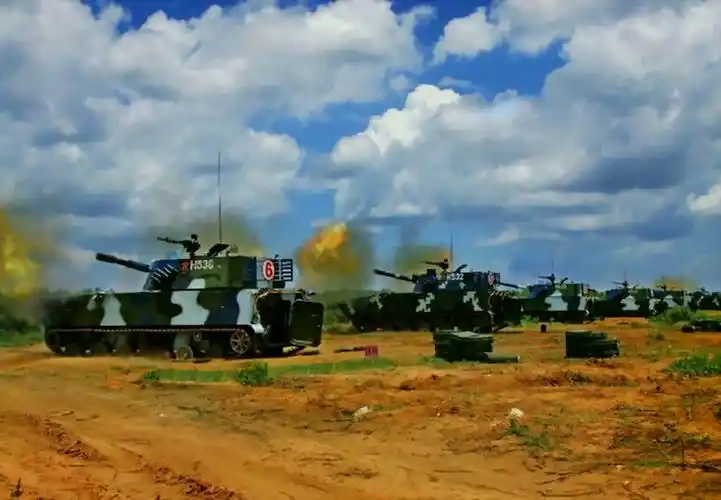 plz07自行榴弹炮火力朝天