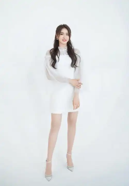 金子涵没成团却依旧红遍网络,穿白裙秀美腿,比校园初恋还要甜