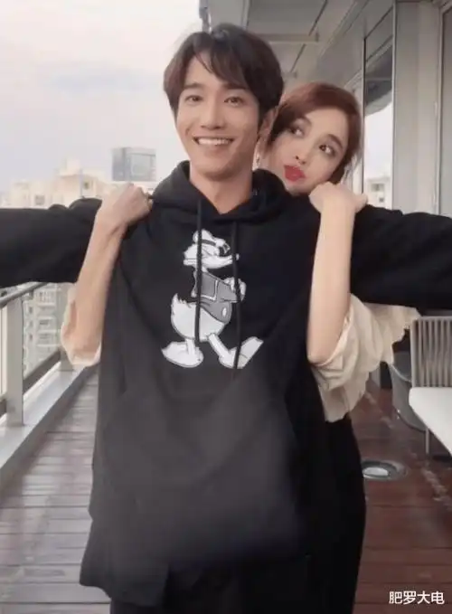 古力娜扎刘以豪恋情曝光?两人上演甜蜜拥抱,网传双方早在一起了