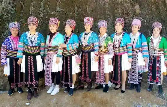 于是,这种白裙很快就传遍了各个苗寨,各个支系的苗族都穿起了长短不一