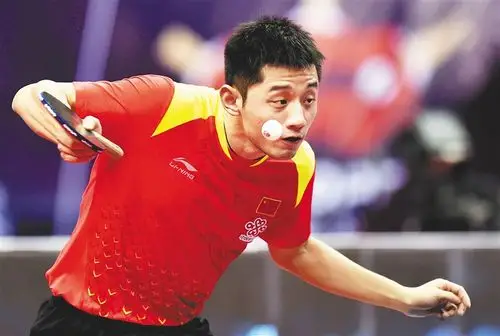 三十日,张继科在比赛中发球.新华社发