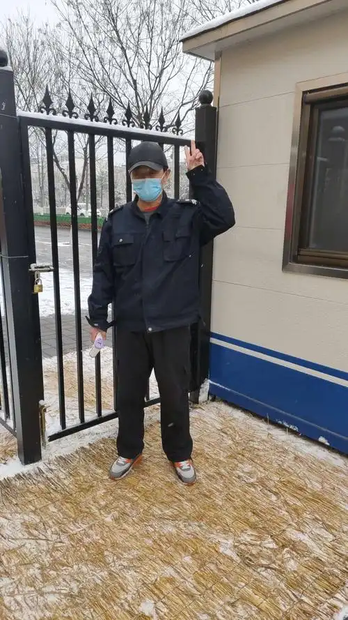 出门在外有风险,可爱的门卫大爷在护好大门口的同时也一定要保护好