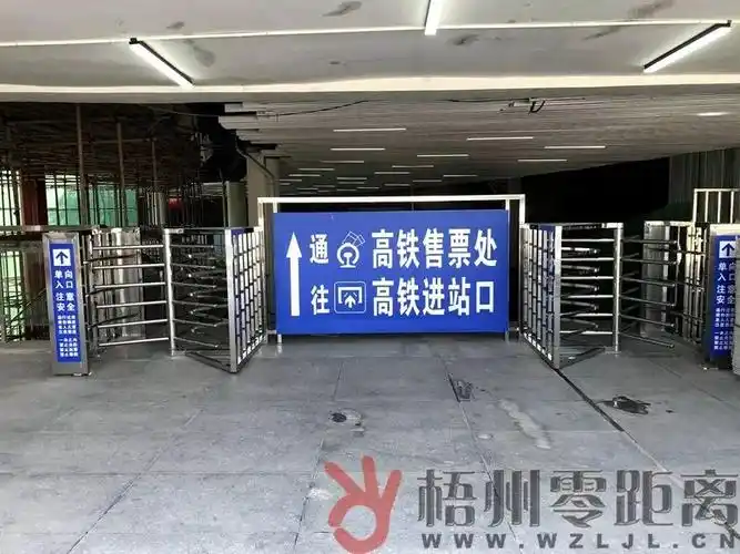 为了方便旅客进入梧州南站,将新增临时落客点.