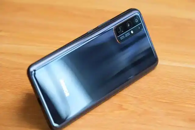 凭借着准考证到全国的荣耀体验店,就能免费获得一台荣耀20 pro手机